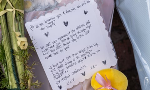 Mesazhe për viktimat e goditjeve me thikë dhe të dashurit e tyre janë lënë pranë vendit të ngjarjes në Hart Street, Southport.