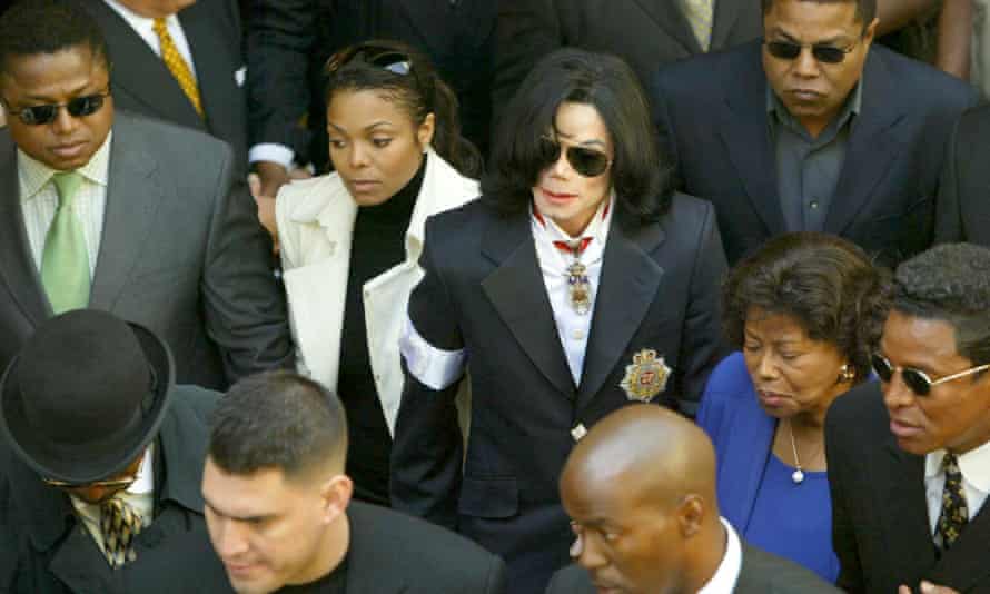 Michael Jackson kommt im Januar 2004 wegen sexuellen Missbrauchs vor Gericht, begleitet von seiner Schwester Janet und anderen Mitgliedern seiner Familie.