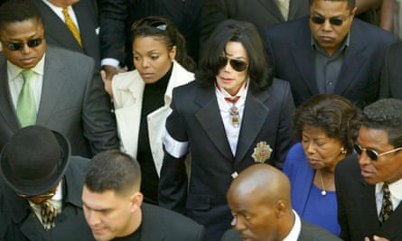 Michael Jackson arrives in court in Jan 2004 on charhes of sexual abuse, accompanied by his sister Janet and other members of his family.