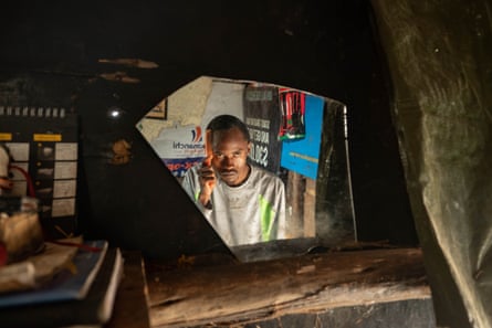 A vida na maior lixeira do Quénia: os trabalhadores invisíveis que separam o lixo do mundo