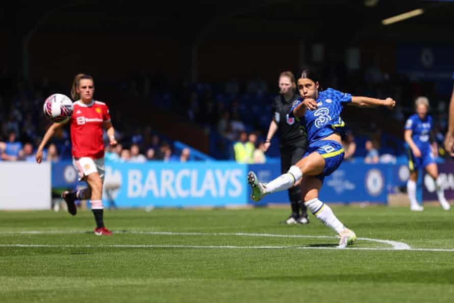 Chelsea pip Arsenal to WSL title on dramatic final day – live reaction! | Women's Super League 8 A spectacular goal from Sam Kerr as Chelsea level again!