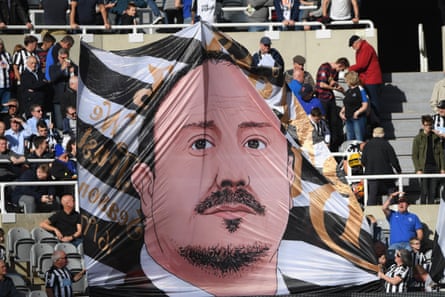 Newcastle fans unfurled a Rafael Benítez flag at teh match against Leicester City but the manager was booed after he substituted Matt Ritchie.