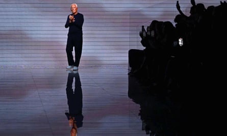 Giorgio Armani begrüßt das Publikum am Ende seiner Show.