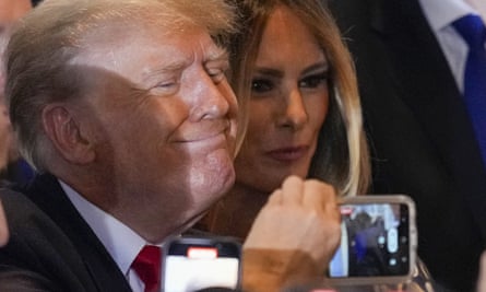 Trump et l'ancienne première dame Melania Trump saluent leurs partisans après avoir annoncé une troisième course à la présidence à Mar-a-Lago à Palm Beach, en Floride.