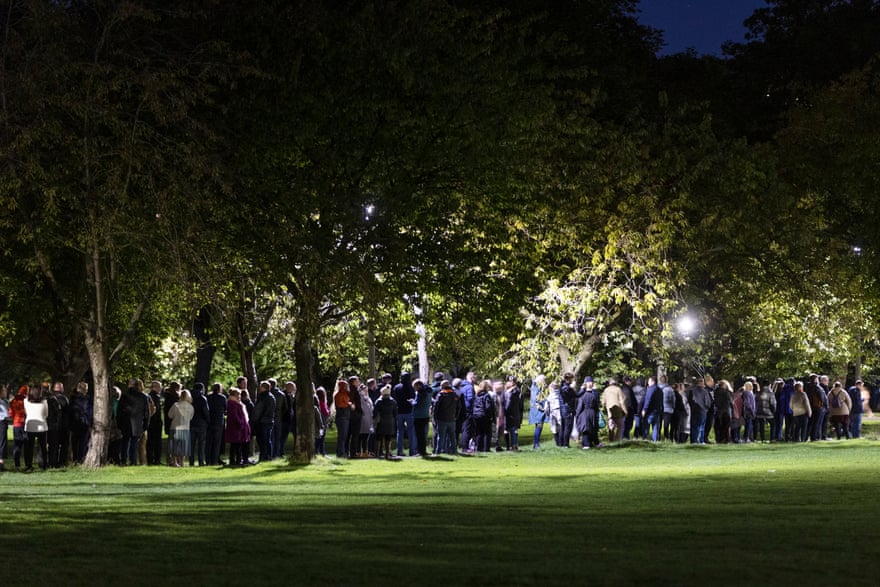 People queue to see the Queen’s coffin in Edinburgh.
