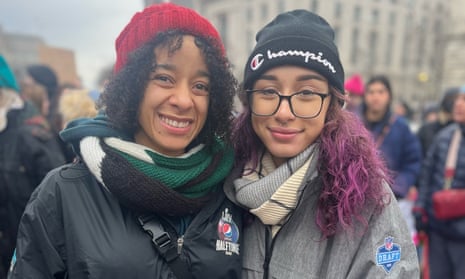 Rachel Hidalgo, de 40 años, y su hija Raven Hidalgo, de 18, en la marcha de mujeres que comenzó en Freedom Plaza en Washington DC, en el 50 aniversario de Roe vs Wade.