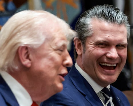 Pete Hegseth rit pendant que Donald Trump parle.