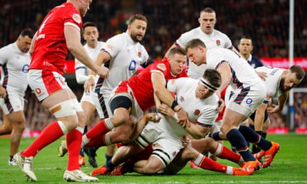 Tom Curry drives through the Wales defence.