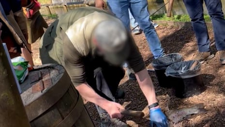 'Rahatsız edici' gizli görüntüler, Cotswolds Farm'da balıkların görünür kötüye kullanılmasını ortaya koyuyor - Video