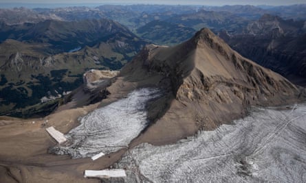 La estación de esquí Glacier 3000 en los Alpes suizos muestra el paso de Tsanfleuron en septiembre de 2022 libre del hielo que lo ha cubierto durante al menos 2000 años.