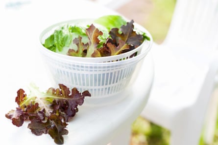Döndürücüde marul salatası Buzdağı ve kırmızı marulla salata döndürücü, diyet konsepti
