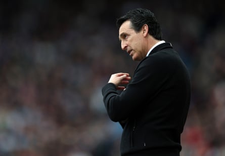 Unai Emery gestures to his players