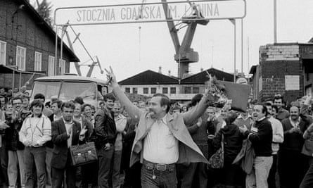 Wałęsa leads a crowd at a shipyard in 1983