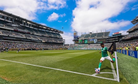 Estêvão takes a corner for Palmeiras in their 1-0 win against Botafogo in the last 16.