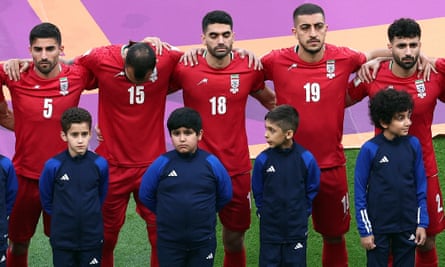 Les joueurs iraniens restent silencieux pendant l'hymne national.