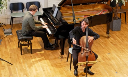 Jâms Coleman au piano et Philip Higham au violoncelle, interprétant la Sonate pour violoncelle et piano de Debussy (1915).