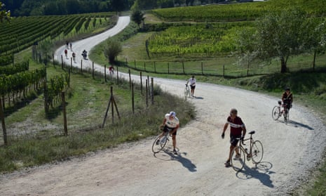 Cyclists take a breather on L’Eroica, the hugely successful retro cycling event which started in Chianti.