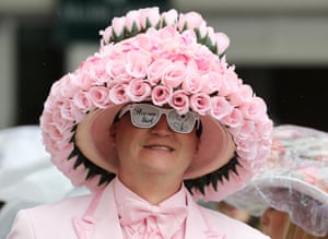 One race-goer is pretty in pink