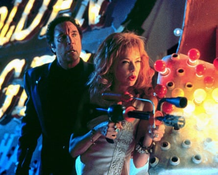 Tom Jones and Annette Bening in Mars Attacks!