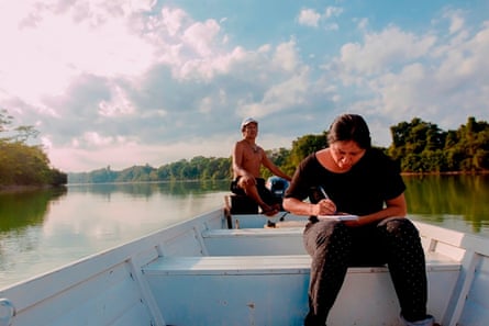 Elaíze Farias, editor of Amazônia Real, on a canoe on the Amazon