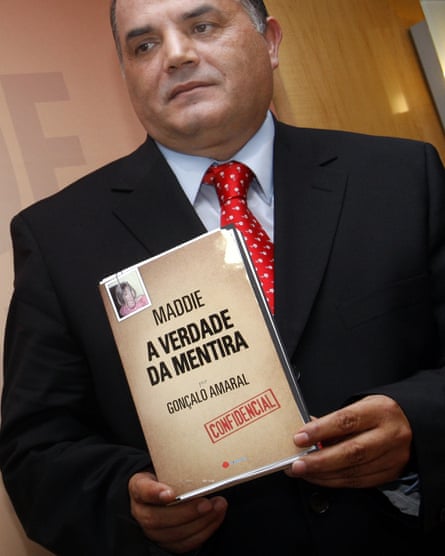 Gonçalo Amaral poses with his book