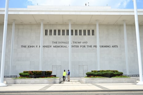 Donald Trump’s name remained on the facade of the John F Kennedy Memorial Center for the Performing Arts in Washington DC on Thursday, one day before a court-ordered deadline for its removal.