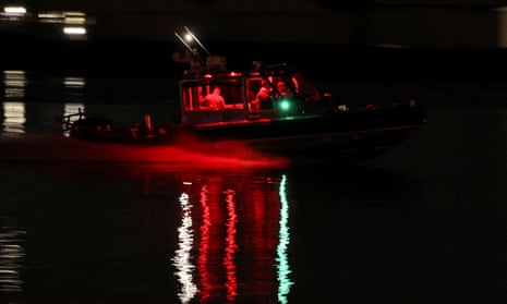 Łódź poszukiwawczo-ratunkowa płynie wzdłuż rzeki Potomak w pobliżu miejsca katastrofy po tym, jak samolot American Eagle o numerze lotu 5342 zderzył się ze śmigłowcem podczas podchodzenia do lotniska im. Ronalda Reagana w Waszyngtonie i rozbił się w rzece Potomak na obrzeżach stanu Waszyngton, USA, 29 stycznia 2025 r.