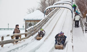 Au 1884, the 270-foot toboggan slide on Dufferin Terrace behind Chateau Frontenac.