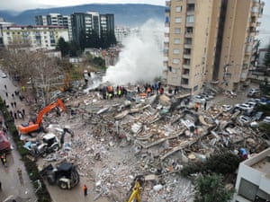 Una vista aérea de los escombros mientras los rescatistas realizan operaciones de búsqueda y rescate en un edificio derrumbado después del terremoto de magnitud 7,4 que azotó a Osmaniye, Turkiye.
