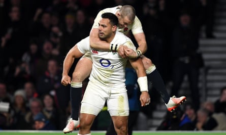 Ben Te'o celebrates with Mike Brown against France in 2017