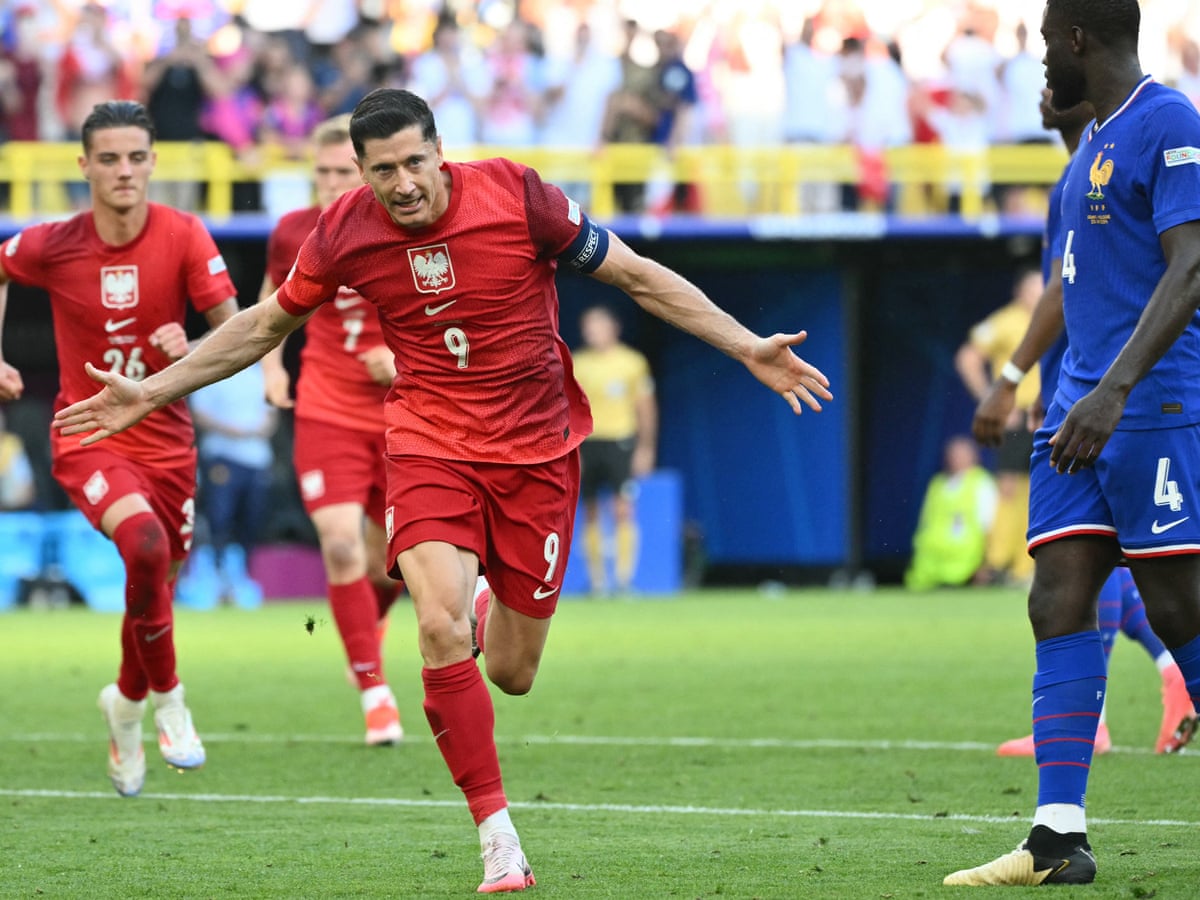 Eurocopa: Gol de Lewandowski contra a França (Foto: Alberto Pizzoli/AFP/Getty Images)