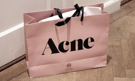 The Acne Studio shopping bag, now a cult item.