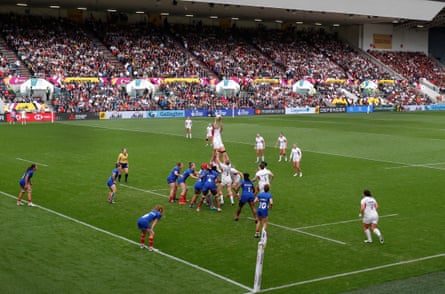 Abbie Ward of England catches at an attacking lineout near the French tryline during the Women’s Rugby World Cup 2025 semi-final match between England and France.