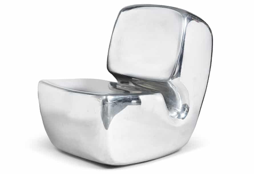 Una silla de aluminio pulido de Marc Newson