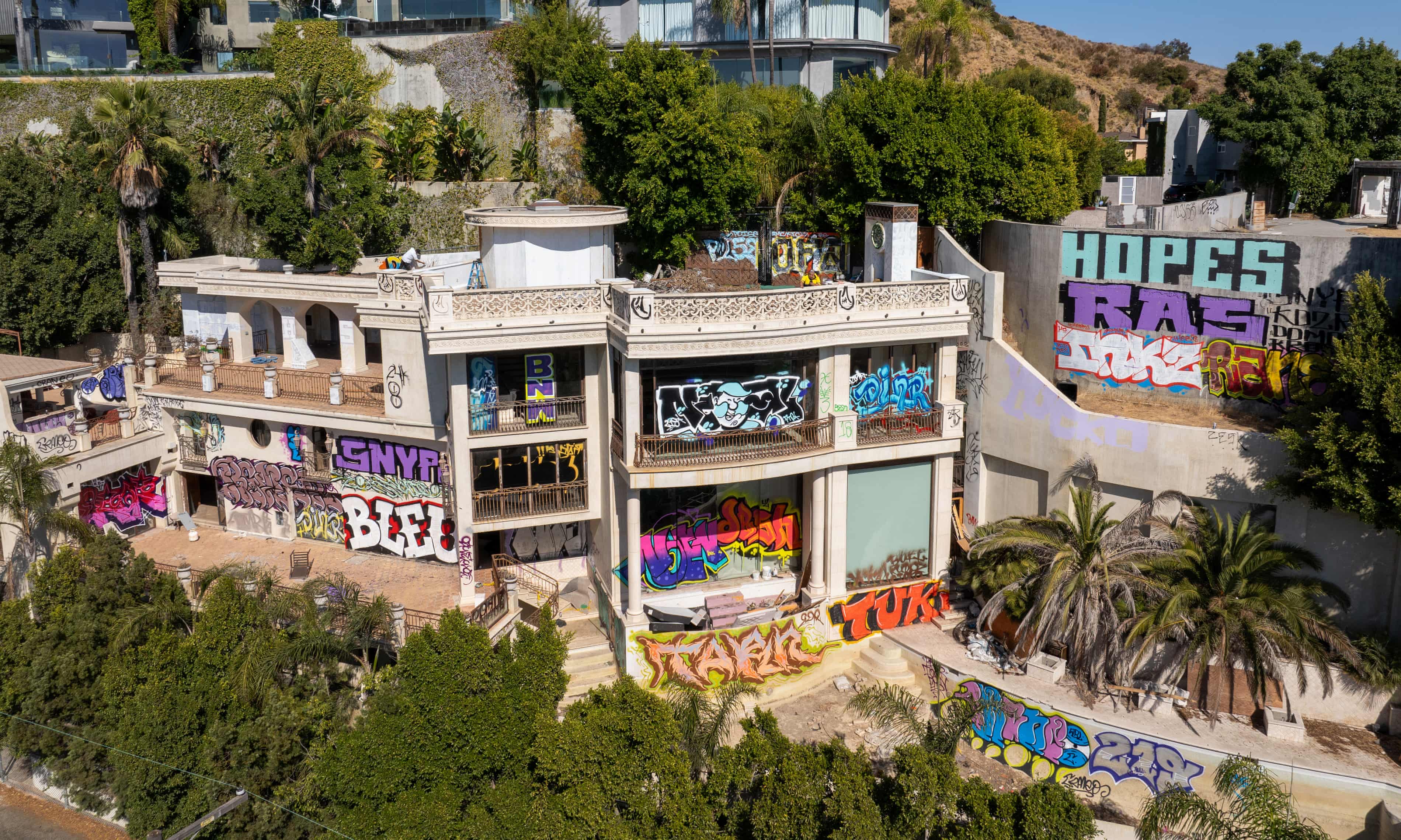 Viral Hollywood Hills mansion covered with graffiti closed down after arrests (theguardian.com)