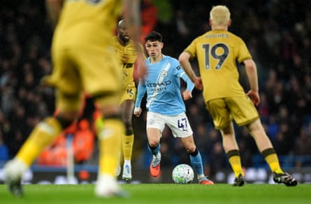 Phil Foden dribbles the ball forward