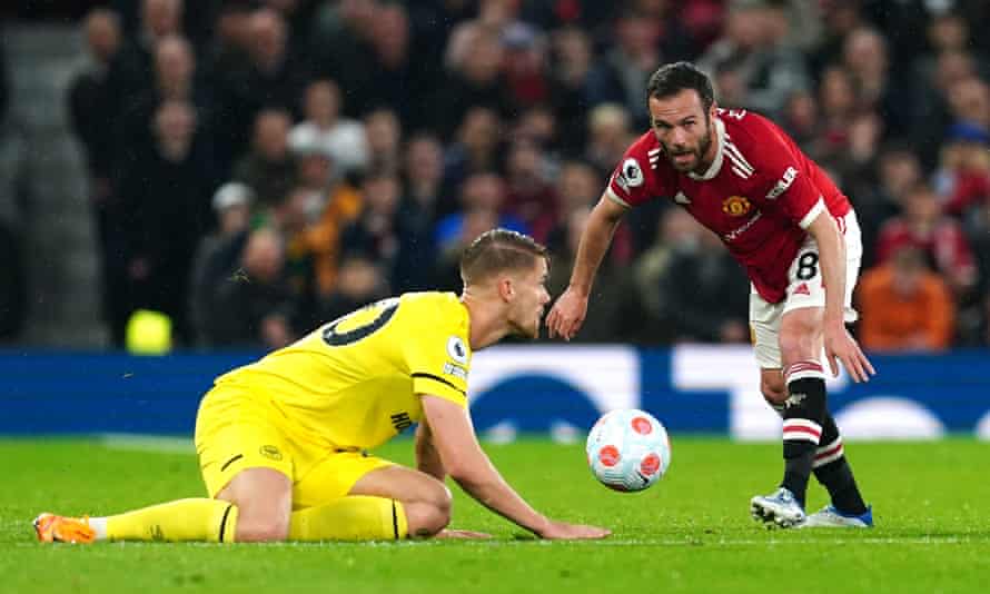 Manchester United v Brentford: Premier League – live! | Premier League 1 Manchester United’s Juan Mata (right) evades a challenge from Brentford’s Kristoffer Ajer.