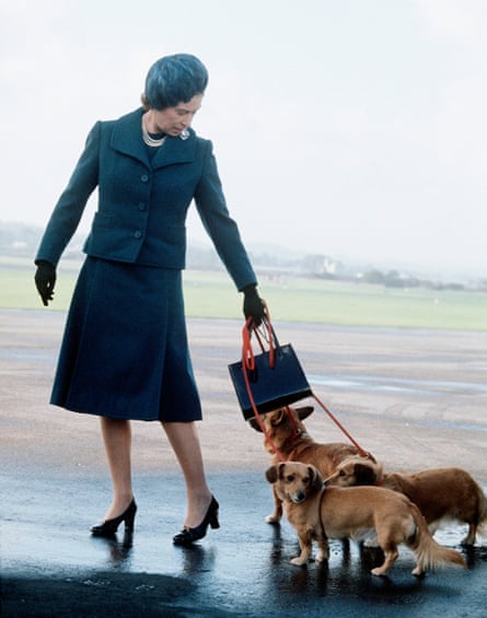 La reine Elizabeth II avec ses corgis à l'aéroport d'Aberdeen en 1974