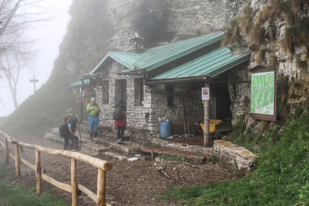 A bothy on the side of a cliff.