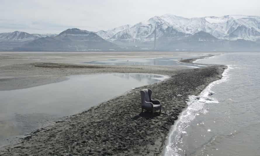 Une chaise est assise sur un banc de sable exposé sur la rive sud du Grand Lac Salé 