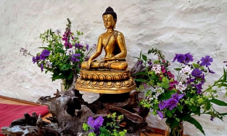 statue de bouddha dans la salle du sanctuaire