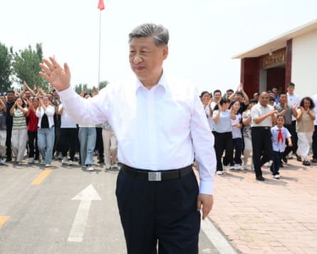 Xi Jinping waves to villagers
