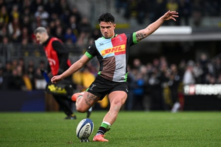 Marcus Smith slots over a kick