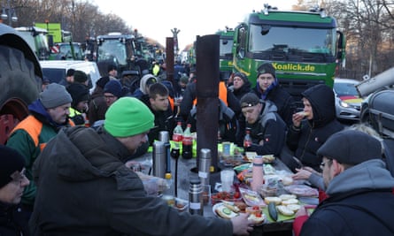 Farmers and hauliers take breakfast amid the Berlin protest.