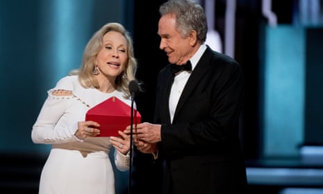 Faye Dunaway and Warren Beatty at the Oscars ceremony with the wrong envelope.
