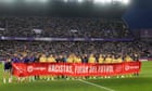 Equipos de LaLiga sostienen pancarta de 'racistas fuera del fútbol' en apoyo a Vinícius Júnior – video