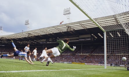 Keith Houchen heads past Ray Clemence as Coventry beat Spurs 3-2 in the 1987 FA Cup final.