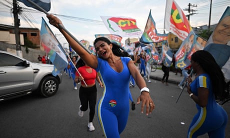 Um apoiador de Lula lidera as comemorações durante um comício de campanha em Belford Roxo, no Rio de Janeiro.