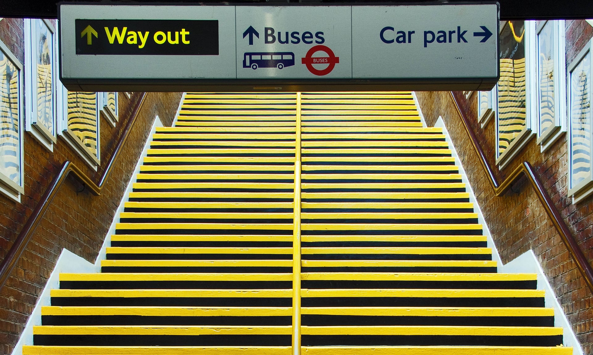 Una escalera en la estación de metro de Stanmore. Fotografía: Keith Erskine / Alamy