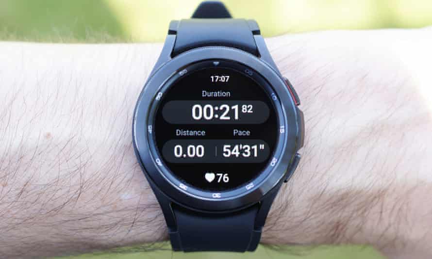 Running tracking screen shown on a Samsung Galaxy Watch 4.